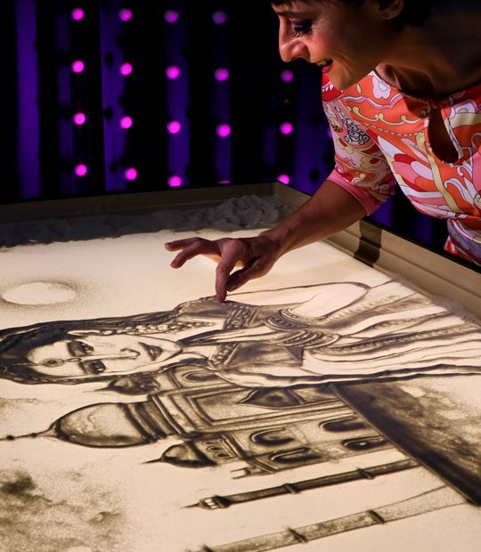 Mit Sand Malerei Show Emotionen schenken