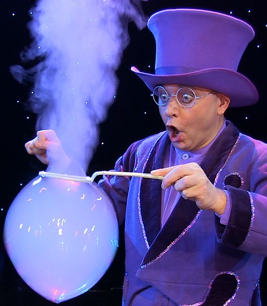 Show Künstler lässt das Jubiläumsfeier erstrahlen